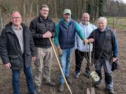 Noch sind die Obstbäume klein, doch schon bald tragen sie leckere Früchte.