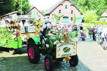 Ein Treckeranhänger voll guter Laune. In Worpswede werden die letzten Vorbereitungen für das diesjährige Erntefest getroffen, um das Dorf mit guter Stimmung beim Erntedank zu versorgen. Foto: eb
