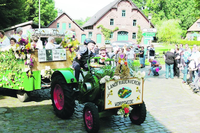 Ein Treckeranhänger voll guter Laune. In Worpswede werden die letzten Vorbereitungen für das diesjährige Erntefest getroffen, um das Dorf mit guter Stimmung beim Erntedank zu versorgen. Foto: eb