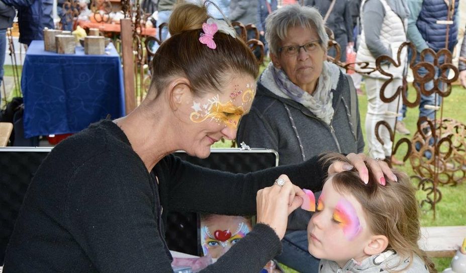 Kinder können sich am Sonntag kostenlos schminken lassen.