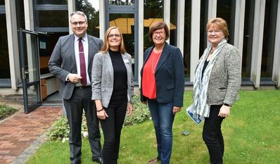 Landrat Marco Prietz (v. li.), Sandra Pragmann (Ko-Stelle Ehrenamt), Petra Tiemann und Gerlinde Wozniak (Ko-Stelle Ehrenamt) nahmen an der Ehrenamtskonferenz teil.