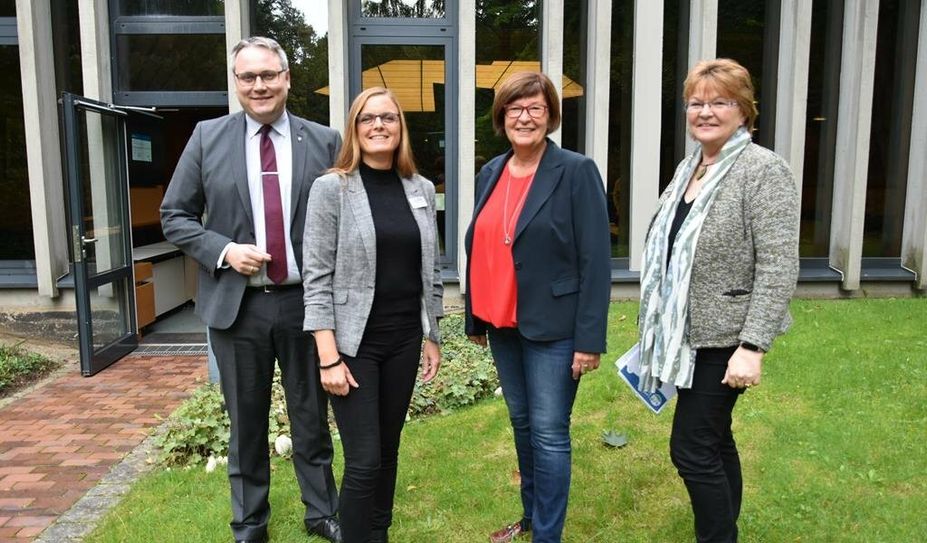 Landrat Marco Prietz (v. li.), Sandra Pragmann (Ko-Stelle Ehrenamt), Petra Tiemann und Gerlinde Wozniak (Ko-Stelle Ehrenamt) nahmen an der Ehrenamtskonferenz teil.