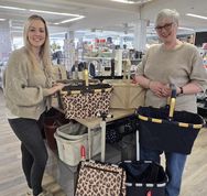 Beverly Bennöder und Helke Bollmeier freuen sich auf viele Besucher und nette Gespräche.