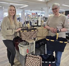 Beverly Bennöder und Helke Bollmeier freuen sich auf viele Besucher und nette Gespräche.