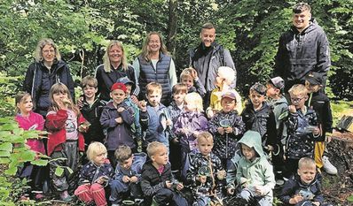 Die kleinen Forscher:innen und Entdecker:innen erkundeten die Natur gemeinsam mit ihren Betreuern.