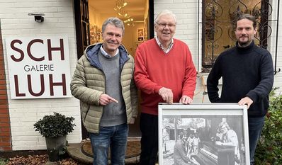 Björn Bischoff mit seinem Vater Peter und dem Galeristen Markus Lippek.