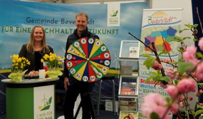 Am Stand der Gemeindeverwaltung durften die Besucher am Glücksrad drehen. Bürgermeister Guido Dieckmann und Öffentlichkeitsbeauftragte Sarah von Salzen verteilten Süßigkeiten.
