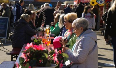 Das Angebot der kulinarischen Köstlichkeiten war groß- Die Sitzgelegenheiten luden zum Verweilen ein.