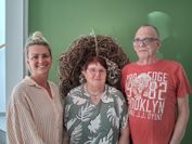 (v. l.) Wendy Admiraal sowie der Vorstand des SoVD, Karin Schröder-Logemann und Lutz Logemann berichten zu Pflegethemen.