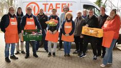 Tafel-Leiter Hans-Werner Gabriel (links) und Tandem-Vorstand Andreas von Glahn (Bildmitte) sorgen sich (nicht nur) um das Wohl des Tafel-Teams.