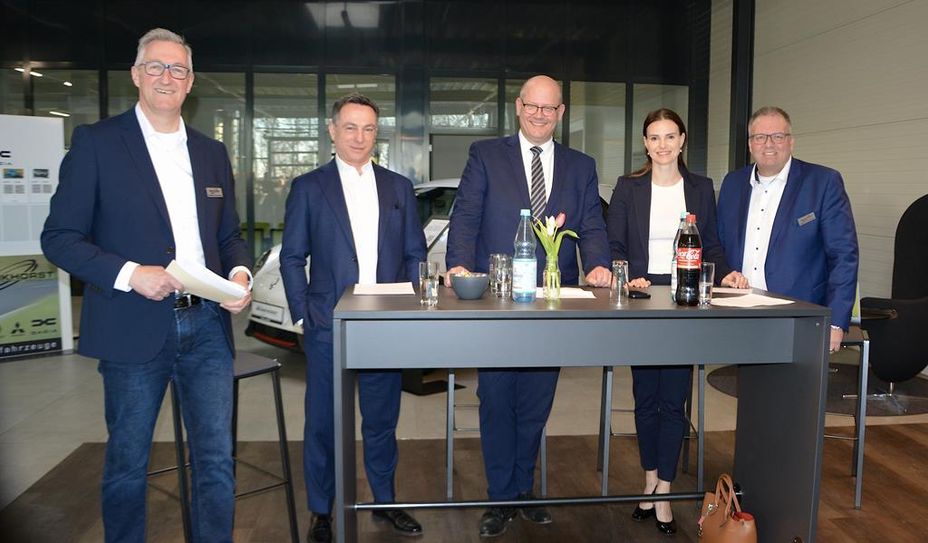 Autohaus-Inhaber Christian Brunkhorst, Vitus Eckert, Marco Mohrmann, Vanessa-Kim Zobel und Verkaufsberater Markus Burfeind stellten sich gut gelaunt den Gästen vor.
