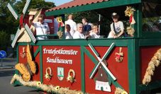 Das Erntefestkomitee Sandhausen ist auch mit einem Wagen beim Umzug vertreten.