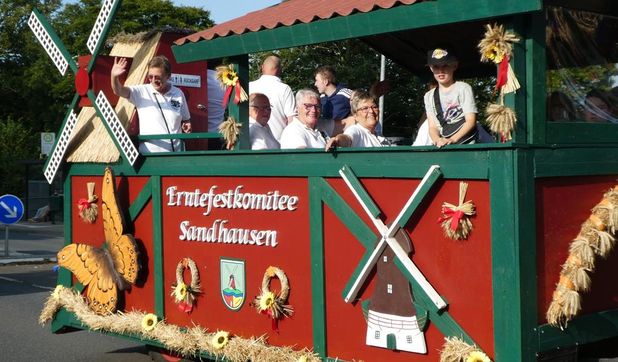 Das Erntefestkomitee Sandhausen ist auch mit einem Wagen beim Umzug vertreten.