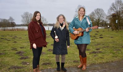 (v. l.) Janina Riepshoff, Leiterin des Frauenhauses, „Seefee“ Katja Poppe und Musikerin Mia Ohlsen freuen sich über den Spendenbetrag.