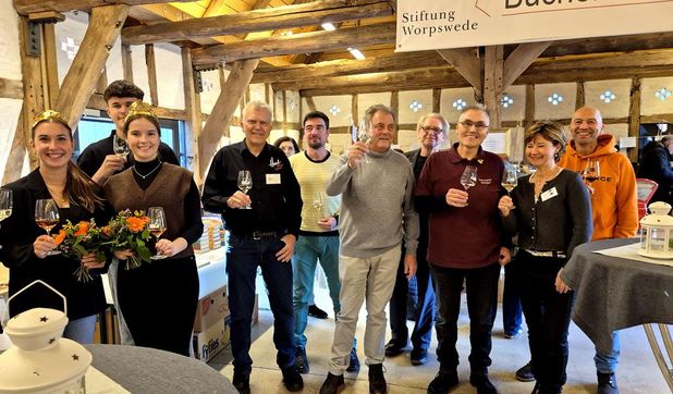 Gäste und Winzer bei der Weinvernissage in der Bötjerschen Scheune.