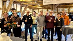 Gäste und Winzer bei der Weinvernissage in der Bötjerschen Scheune.