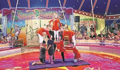 Akrobatische Kunststücke am Boden gehörten ebenso zum Zirkusprogramm wie Trapezvorführungen und Zirkusnummern mit Lamas, Ziegen und Hunden.