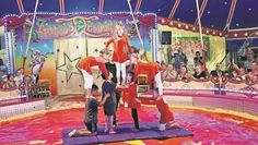 Akrobatische Kunststücke am Boden gehörten ebenso zum Zirkusprogramm wie Trapezvorführungen und Zirkusnummern mit Lamas, Ziegen und Hunden.