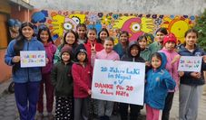 Lachende Kinder aus Nepal.