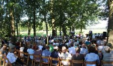 Das Missionsfest findet bei gutem Wetter im Freien und nicht so gutem Wetter in der Scheune/Zelt statt.