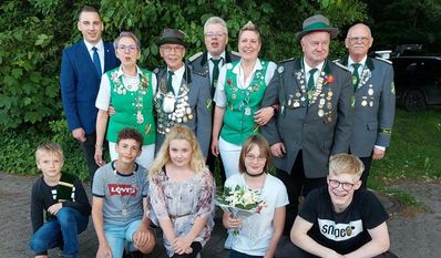 Die Majestäten sowie Präsident Holger Rubach, Vizepräsident Norbert Alex und Oberbürgermeister Janis Düls freuen sich auf ein erfolgreiches Schießen.