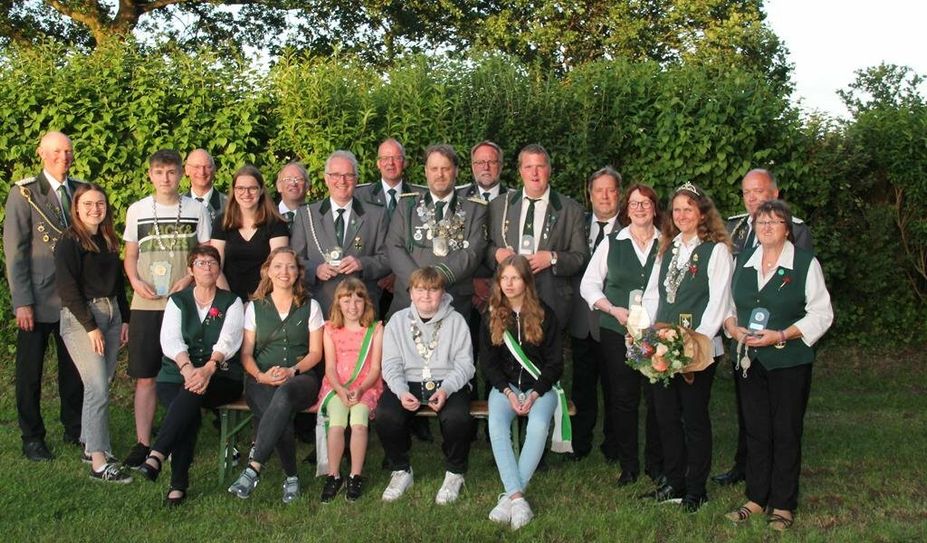 Das Königshaus freut sich auf ein schönes Schützenfest in Glinstedt mit allen Schützen, Gästen und Bewohnern.