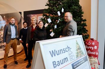 (v. l.) Möbelhaus Geschäftsführer Stefan Fromme, Samanta Pop, Frederike Pathe, Marisa Bode und Torsten Wieting hoffen, dass wieder so viele Wünsche wie möglich erfüllt werden.