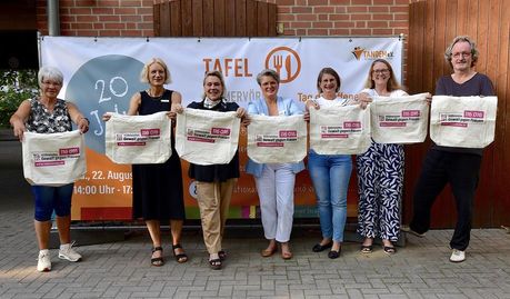 Karin Brünjes (Leiterin der Tafel), Maren Grabau, Susanne Teichmann, Silke Homburg, Coletta Jöllenbeck, Corinna Facktor und Andreas von Glahn.