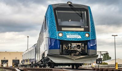 Auf der Strecke zwischen Cuxhaven, Bremerhaven, Bremervörde und Buxtehude rollen derzeit sechs Wasserstoffzüge.