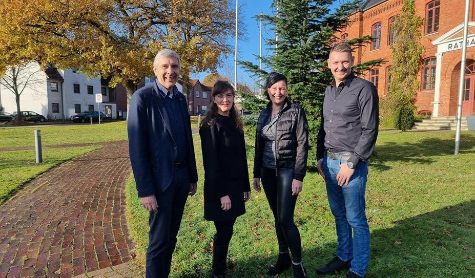 Nur noch eine Woche, dann leuchten auch auf dem Marktplatz wieder die Weihnachtskerzen. Darauf freuen sich jetzt schon Bürgermeister Torsten Rohde, Carolin Nowak von den Stadtwerken, Susanne Stelljes als Organisatirin und Bastian Grimm vom Wirtschaftstreff. Foto: cne
