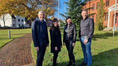Nur noch eine Woche, dann leuchten auch auf dem Marktplatz wieder die Weihnachtskerzen. Darauf freuen sich jetzt schon Bürgermeister Torsten Rohde, Carolin Nowak von den Stadtwerken, Susanne Stelljes als Organisatirin und Bastian Grimm vom Wirtschaftstreff. Foto: cne