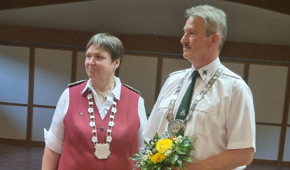 Scharmbeckstotel (red). Für die Vizekönigin Antje Heinke und König Gerhard Küffner werden beim Schützenfest am Samstag, 3. Juni, und Sonntag, 4. Juni, Nachfolger gesucht. In diesem Jahr wird das zweitägige Schützenfest kleiner und lediglich intern stattfinden.