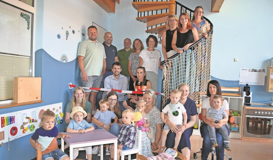 Samtgemeindebürgermeister Frank Springer und Gemeindebürgermeisterin Melanie Steffens (Mitte) freuen sich gemeinsam mit den „kleinen Strolchen“ über die Fertigstellung der neuen Krippe.
