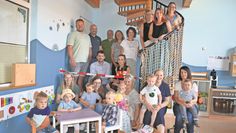 Samtgemeindebürgermeister Frank Springer und Gemeindebürgermeisterin Melanie Steffens (Mitte) freuen sich gemeinsam mit den „kleinen Strolchen“ über die Fertigstellung der neuen Krippe.
