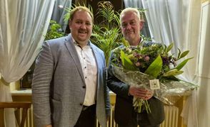 Der 1. Vorsitzende Julian Fischer (links) stärkt dem Kandidaten zum Samtgemeindebürgermeister, Gerd Brauns, den Rücken.