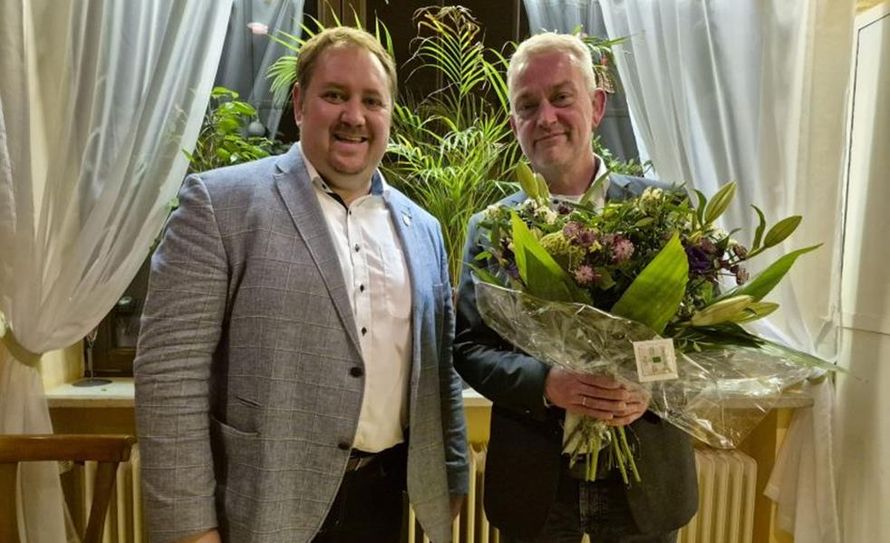 Der 1. Vorsitzende Julian Fischer (links) stärkt dem Kandidaten zum Samtgemeindebürgermeister, Gerd Brauns, den Rücken.