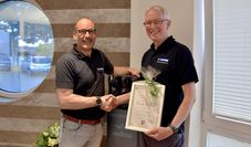 Dieter Poppe (links) gratuliert Frank Tomforde zu seinem 45-jährigen Betriebsjubiläum.