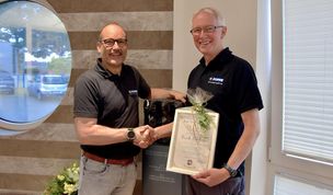 Dieter Poppe (links) gratuliert Frank Tomforde zu seinem 45-jährigen Betriebsjubiläum.