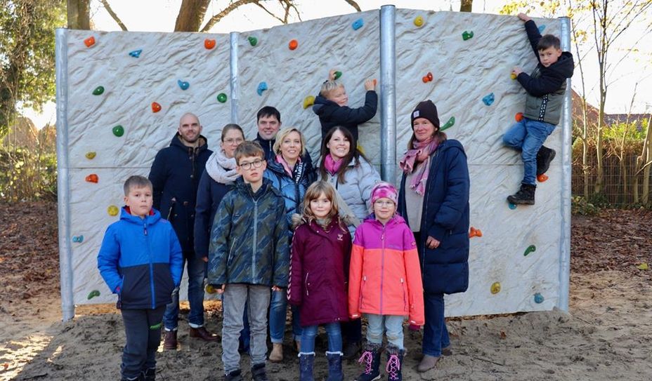Christian Neunaber, Jasmin Tietjen, Thorsten Denker, Katharina Müller-Dirk, Sabine Walter, Bianca Segelken und die „Kletterkinder“ aus der Findorffschule.