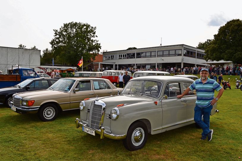 Gerd und Erna Rex kamen mit ihrem Citroen DS 21. Günter Norden  (unten) ist bei jedem Iselersheimer Oldtimertreffen mit einem Fahrzeug dabei.