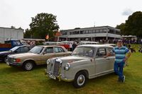 Gerd und Erna Rex kamen mit ihrem Citroen DS 21. Günter Norden  (unten) ist bei jedem Iselersheimer Oldtimertreffen mit einem Fahrzeug dabei.
