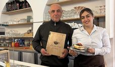 Ayse Cicek mit ihrem Vater im neuen Café in der Riesstraße.