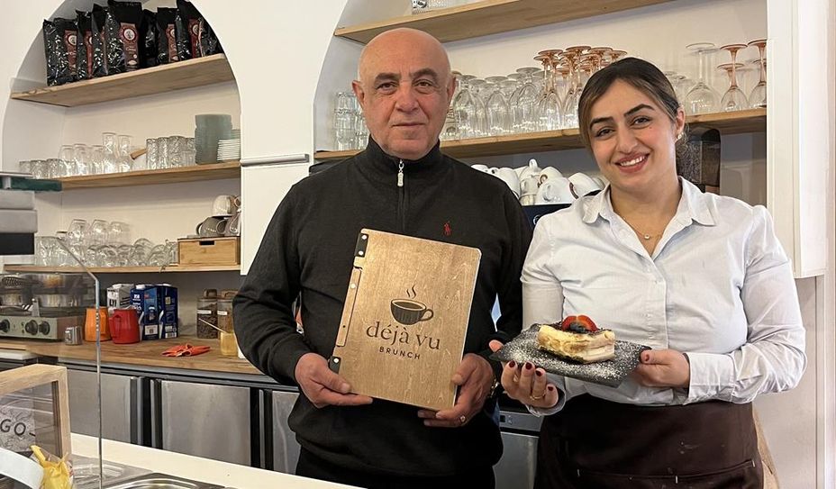 Ayse Cicek mit ihrem Vater im neuen Café in der Riesstraße.