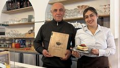 Ayse Cicek mit ihrem Vater im neuen Café in der Riesstraße.