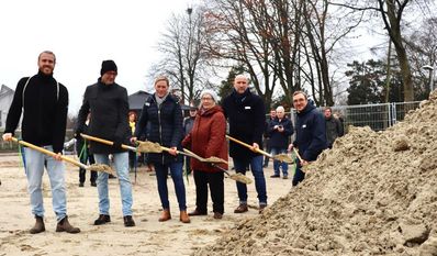 Vollzogen den ersten Spatenstich: Sven Mensen, Andreas Koppen, Johanna Kaller, Annegret Mahnke, Benjamin Renken und Lutz Mosel