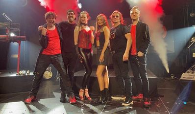 Florian Bratmann (2. v.l.) und Manfred Sumfleth (2.v.r.) freuen sich gemeinsam mit der Band auf die Bühne am Vörder See.