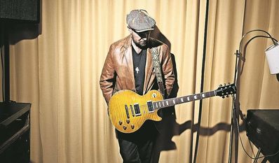 Henrik Freischlader punktet mit seiner warmen Stimme beim Publikum.