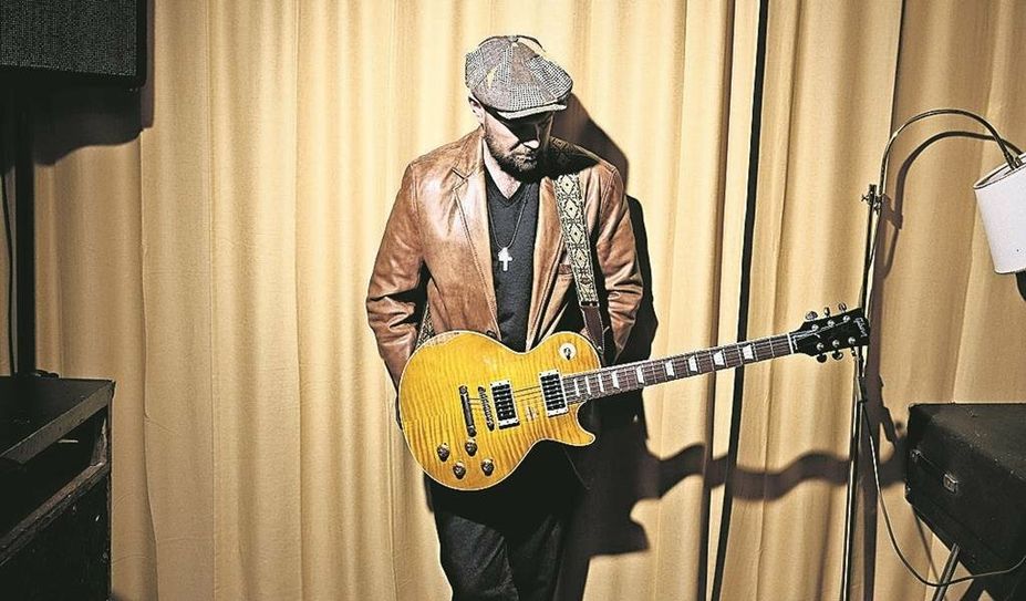 Henrik Freischlader punktet mit seiner warmen Stimme beim Publikum.