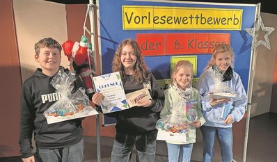 Die Klassensiger:innen freuen sich für die Schulsiegerin Fenja Sevecke (2. v. l.).