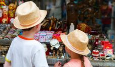 Viele verschiedene Flohmarktartikel lassen die Kinderaugen strahlen.